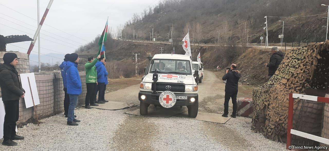 По Лачинской дороге беспрепятственно проехали два автомобиля миротворцев