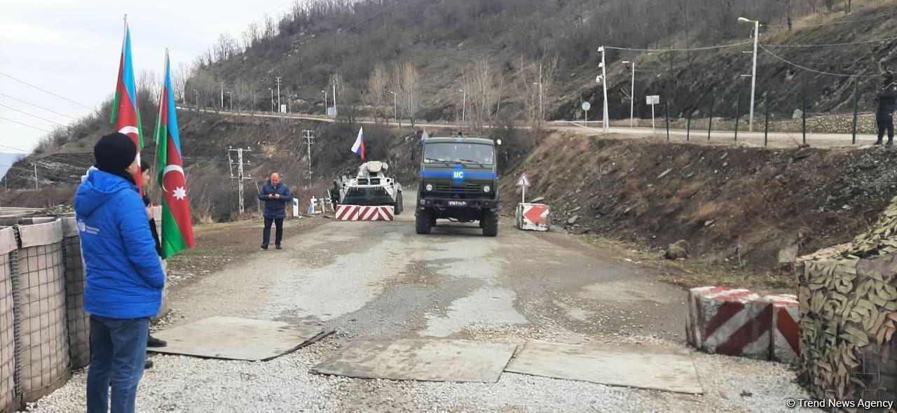 По Лачинской дороге беспрепятственно проехали три автомобиля миротворцев