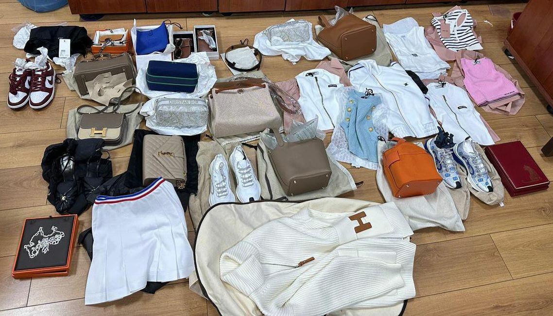 Предотвращена попытка провоза в обход таможни ювелирных изделий и брендовой одежды