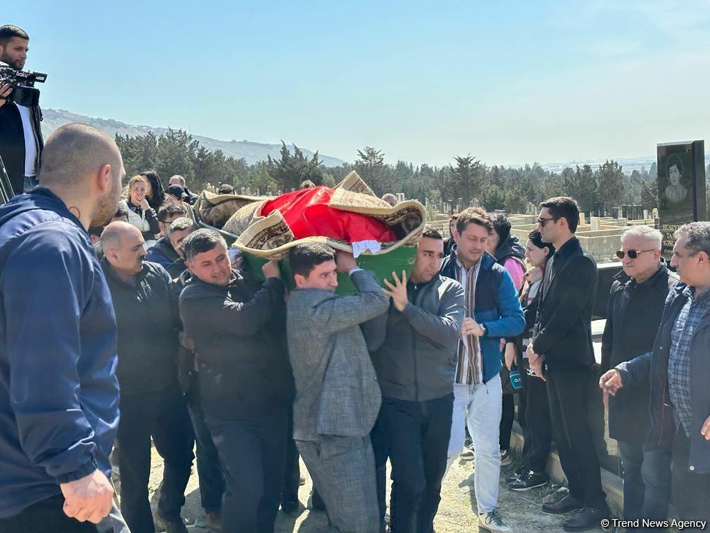 В Баку проходят похороны погибшего в ДТП Огтая Алиева