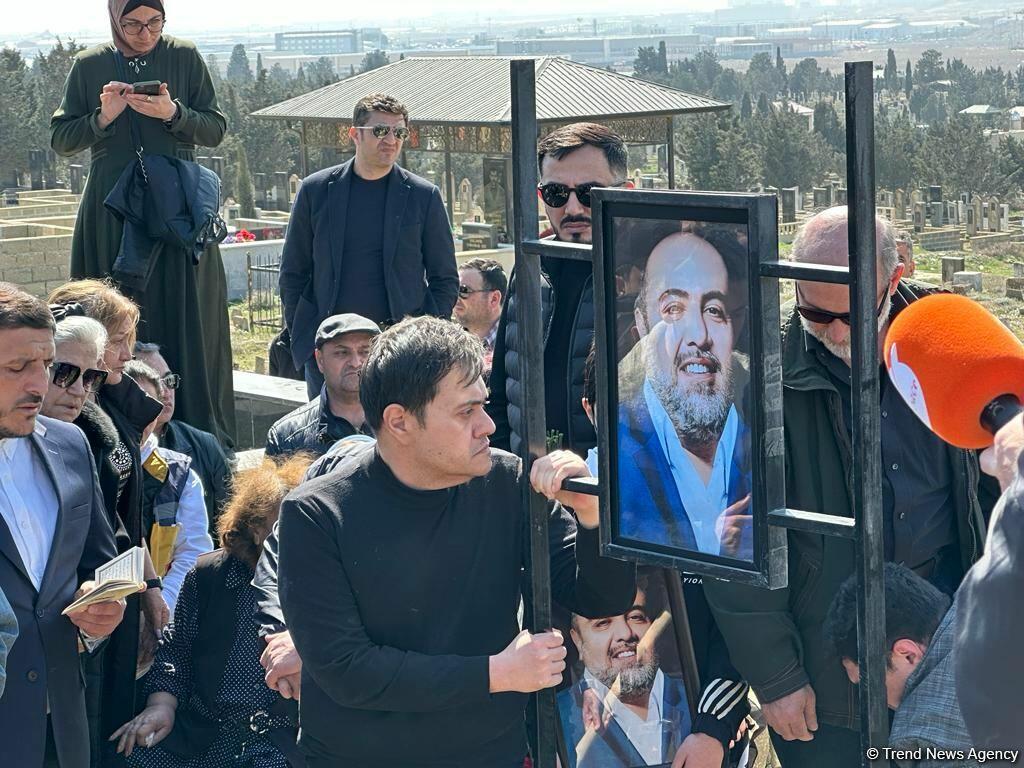 В Баку проходят похороны погибшего в ДТП Огтая Алиева