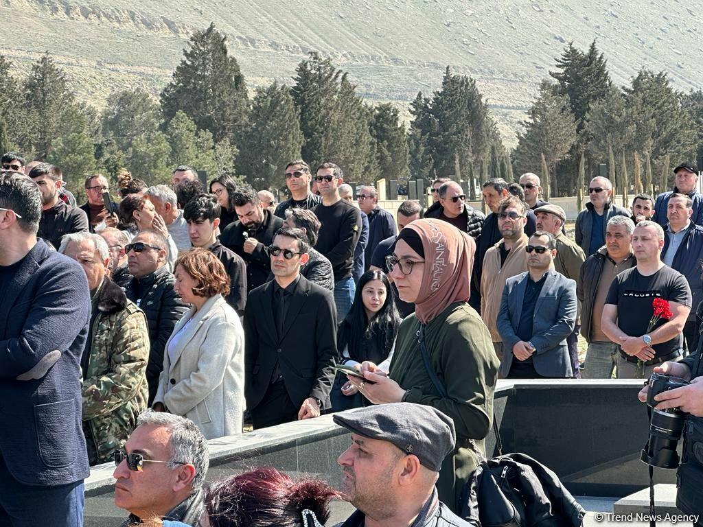 В Баку проходят похороны погибшего в ДТП Огтая Алиева