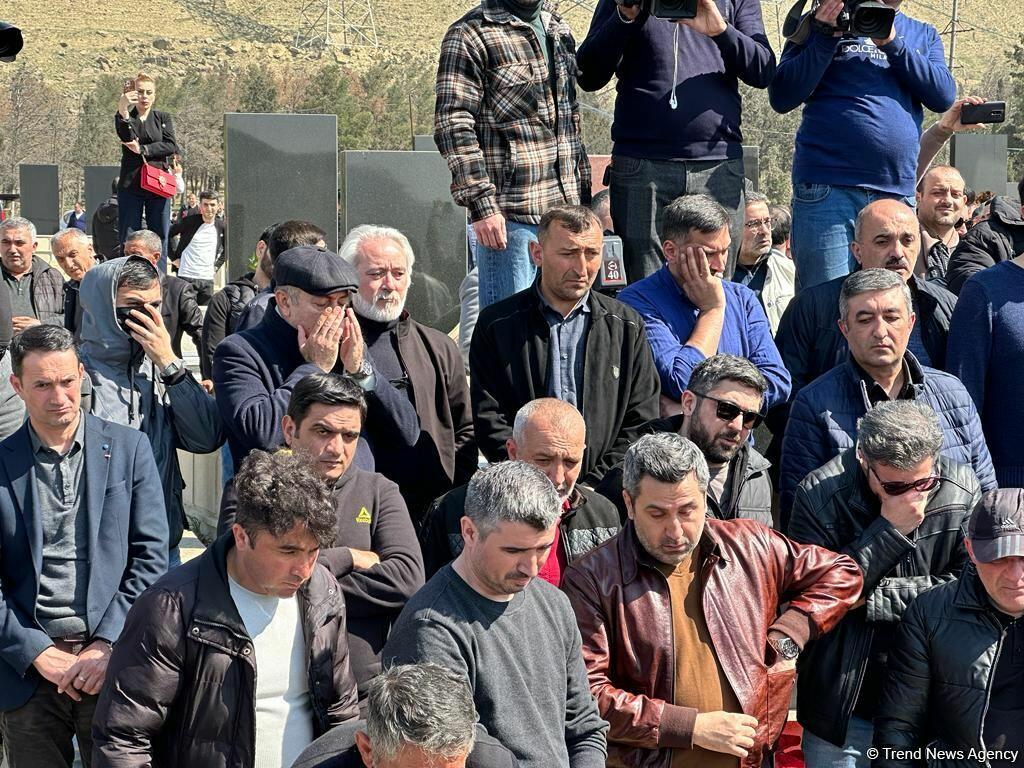 В Баку проходят похороны погибшего в ДТП Огтая Алиева