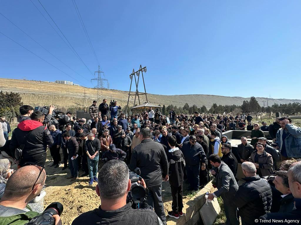 В Баку проходят похороны погибшего в ДТП Огтая Алиева