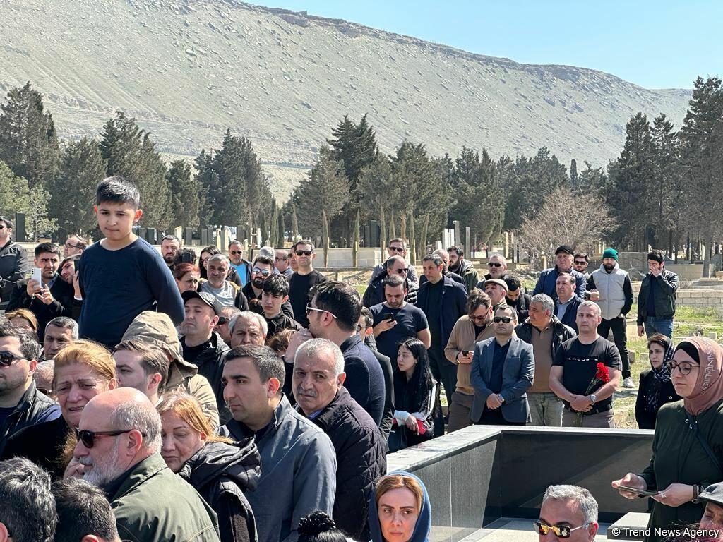 В Баку проходят похороны погибшего в ДТП Огтая Алиева