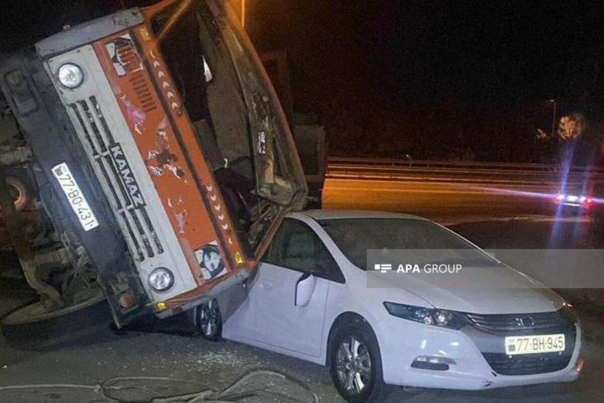 В Баку грузовик опрокинулся на легковой автомобиль
