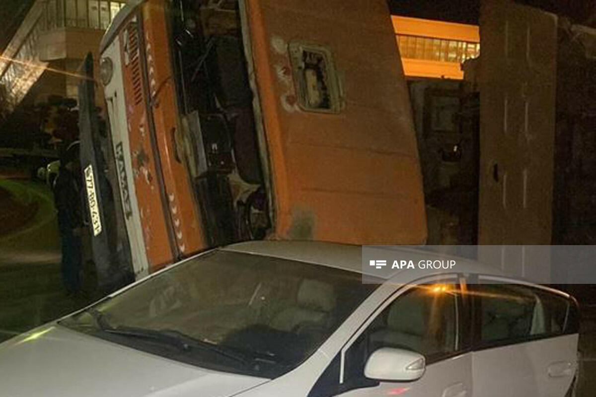 В Баку грузовик опрокинулся на легковой автомобиль
