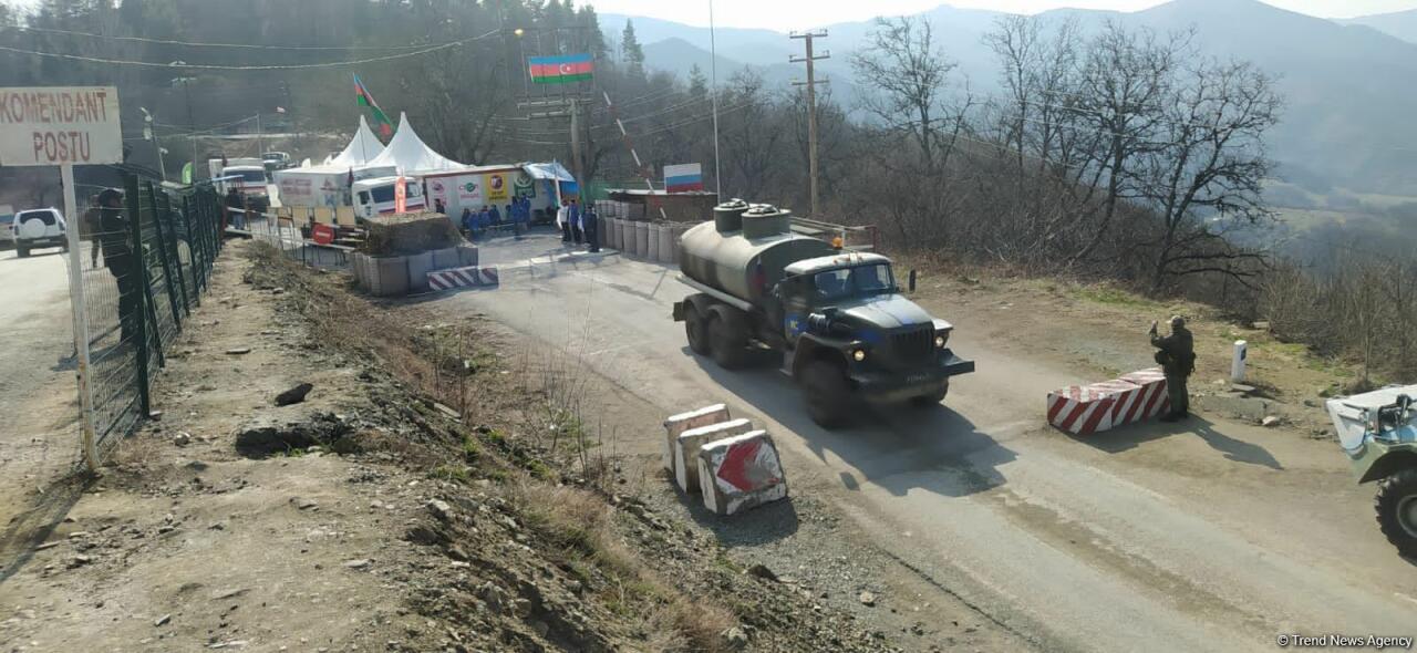 По Лачинской дороге беспрепятственно проехала автоколонна из 33 автомашин миротворцев
