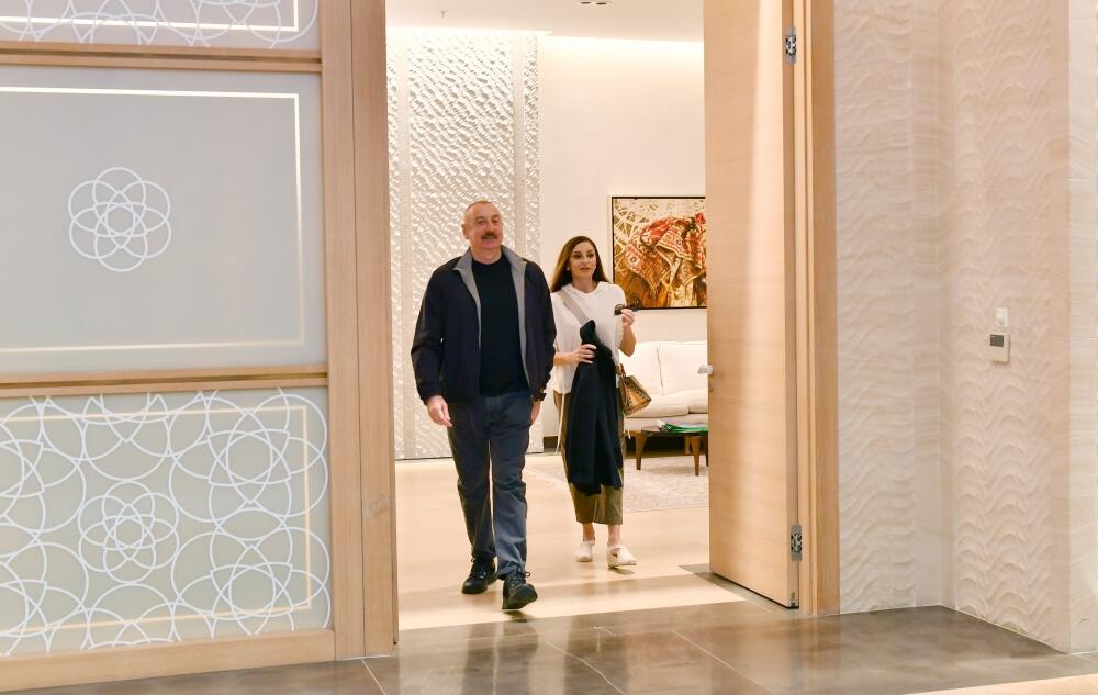 Президент Ильхам Алиев и Первая леди Мехрибан Алиева наблюдали за благотворительным матчем между командами "Карабах" и "Галатасарай"