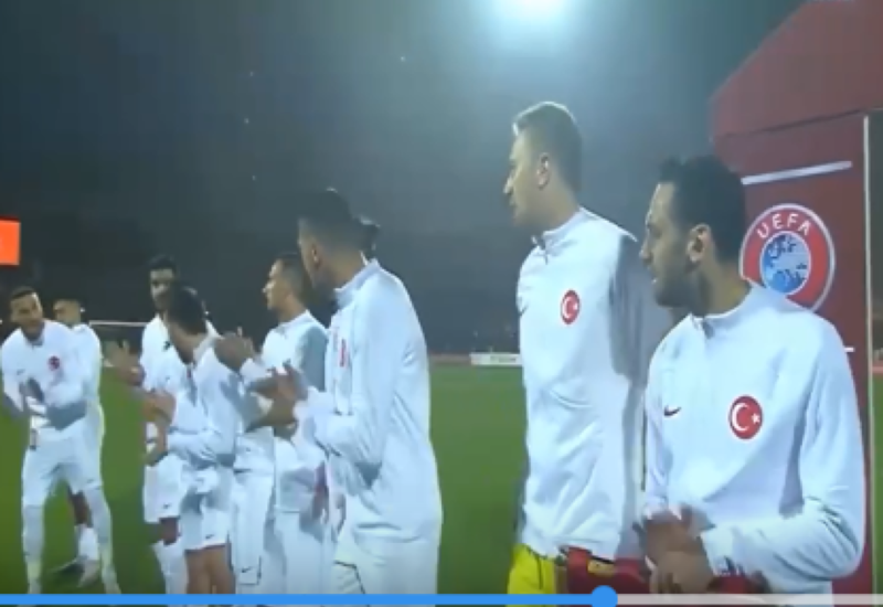 Erməni azarkeşlərdən tərbiyəsizlik: Türkiyə himni çalınarkən...