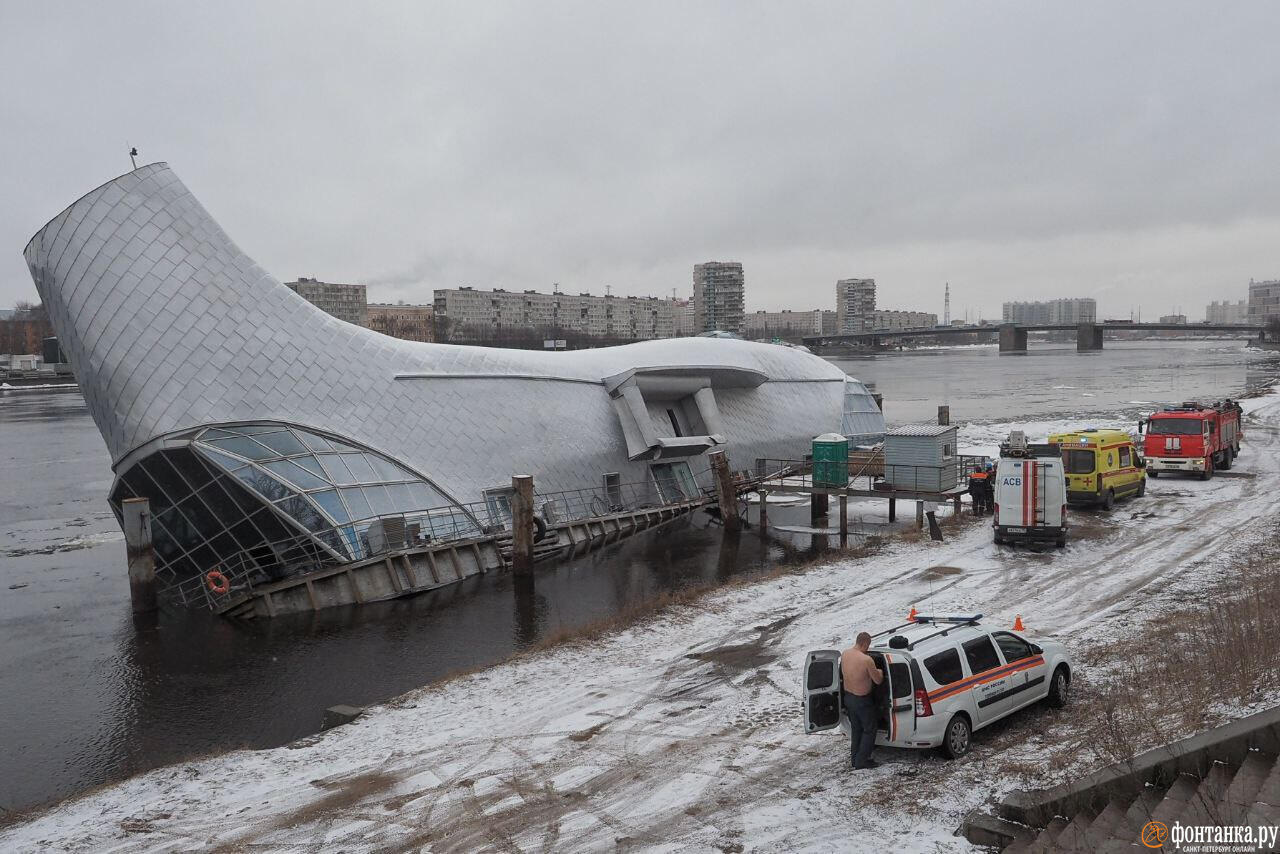 В Петербурге частично затонул плавучий ресторан «Серебряный кит»