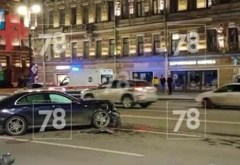 Два автомобиля Mercedes разбились в центре Санкт-Петербурга