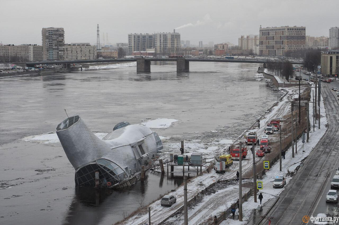 В Петербурге частично затонул плавучий ресторан «Серебряный кит»