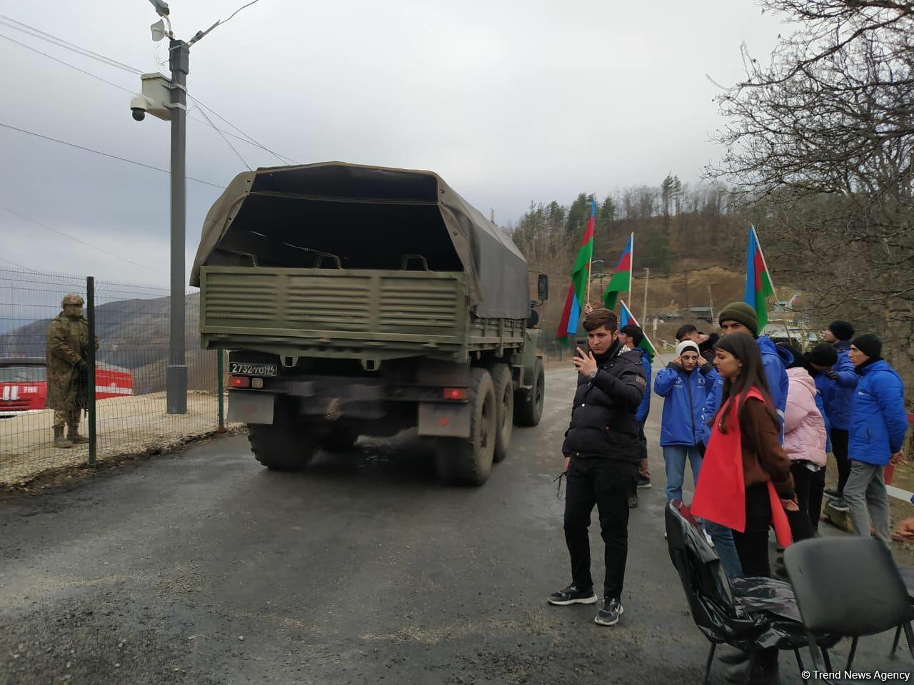 По Лачинской дороге беспрепятственно проехали три автомобиля миротворцев