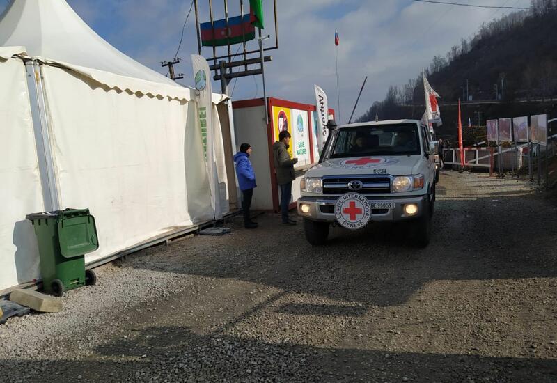 По Лачинской дороге проехала автоколонна Красного Креста