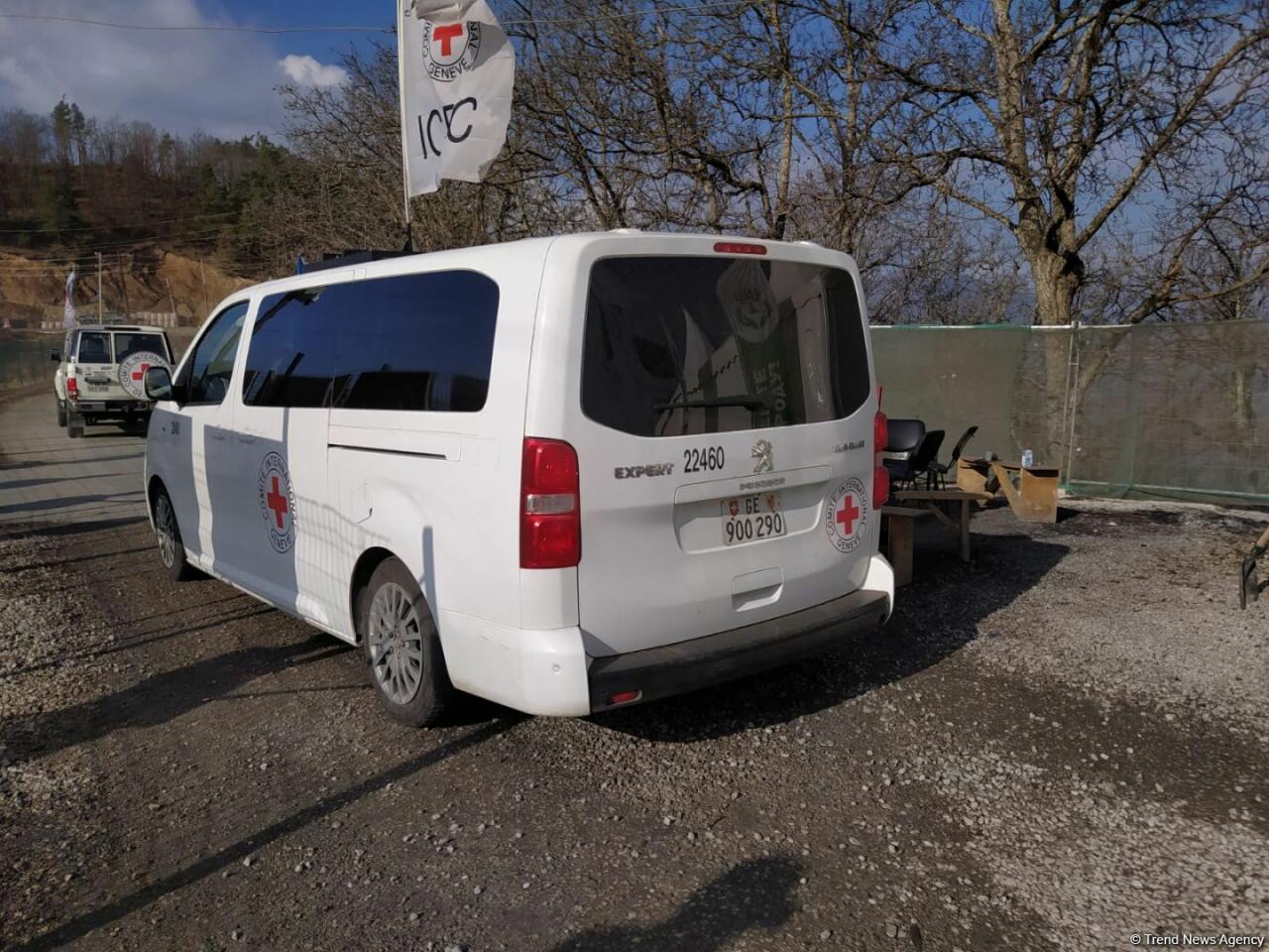 По Лачинской дороге проехала автоколонна Красного Креста