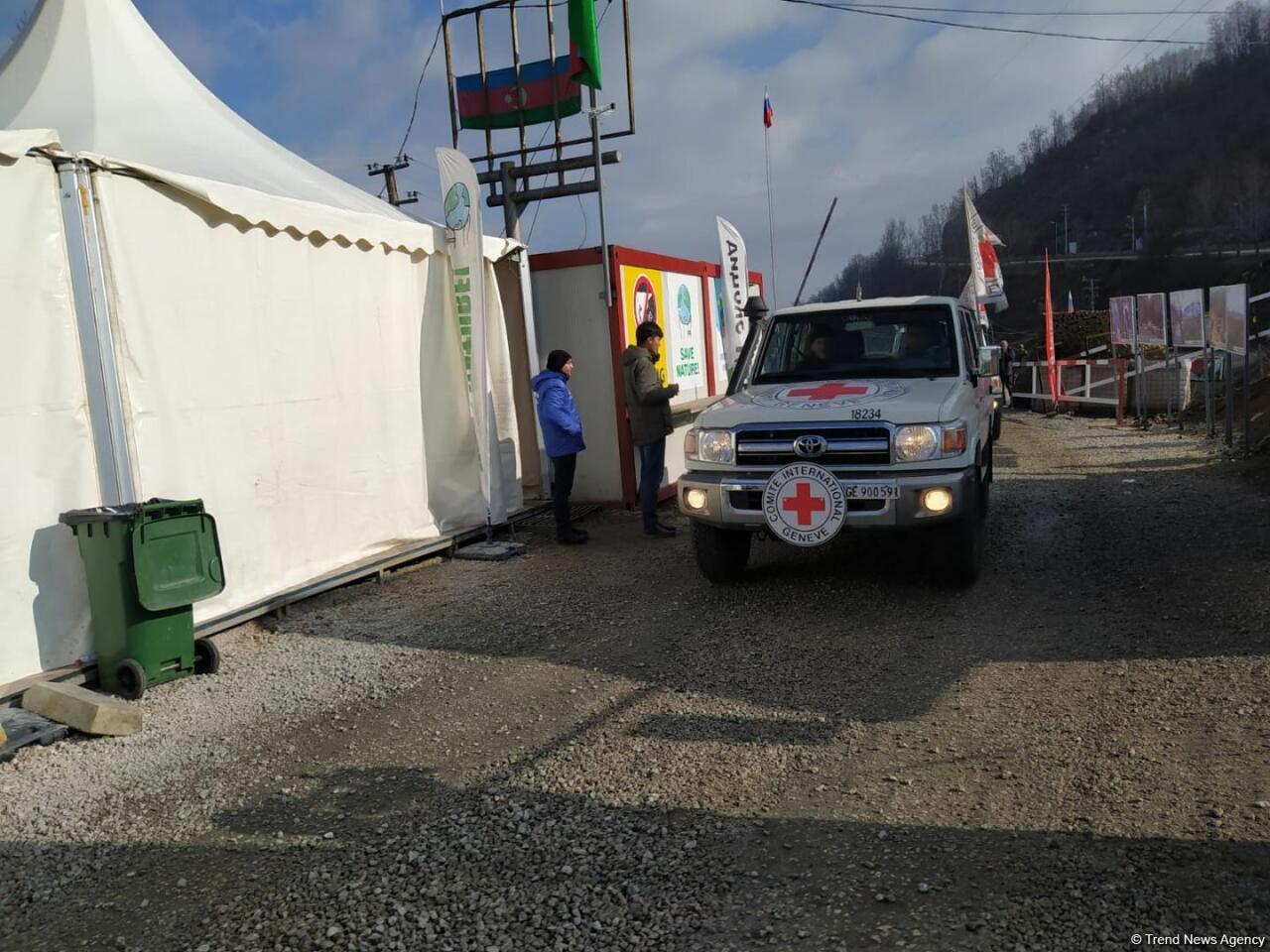 По Лачинской дороге проехала автоколонна Красного Креста