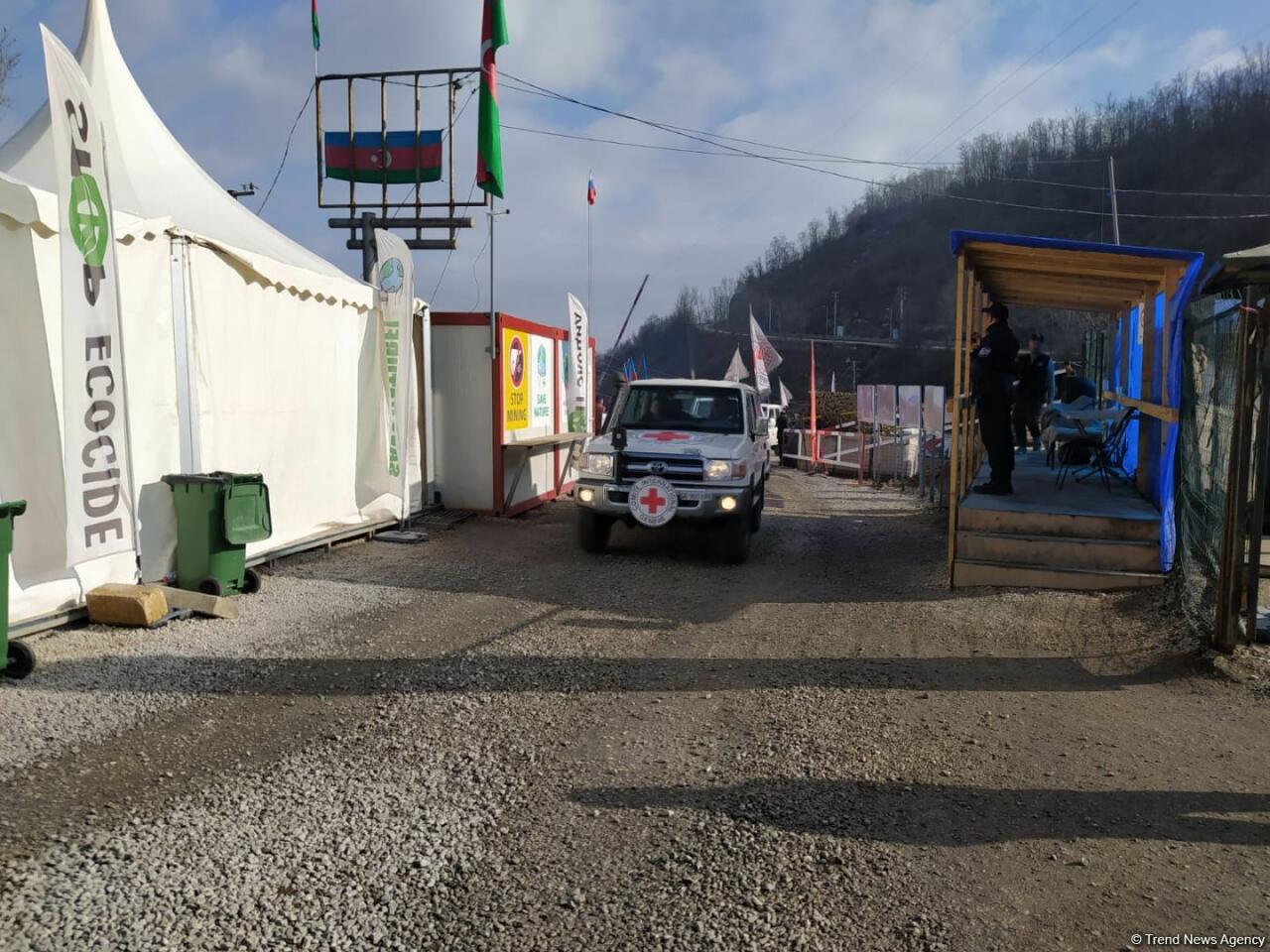 По Лачинской дороге проехала автоколонна Красного Креста