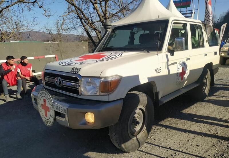 По Лачинской дороге проехала автоколонна Красного Креста