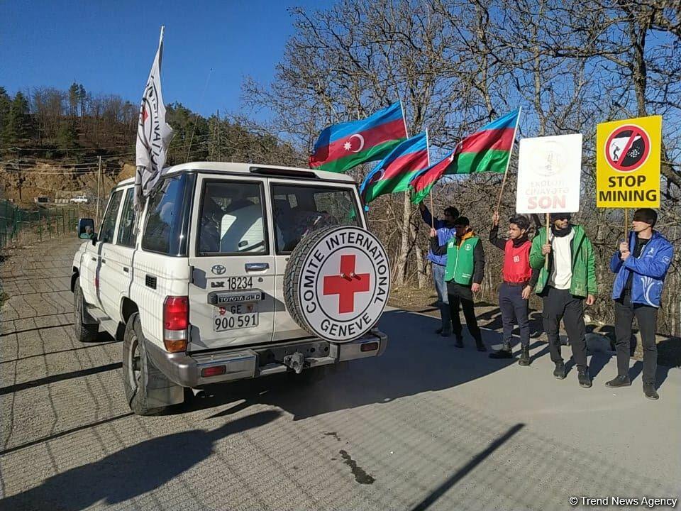 По Лачинской дороге проехала автоколонна Красного Креста