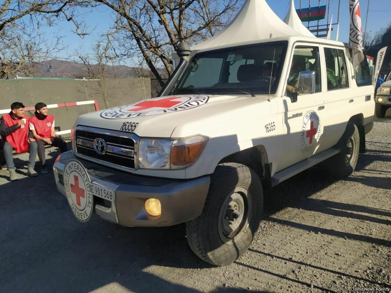 По Лачинской дороге проехала автоколонна Красного Креста