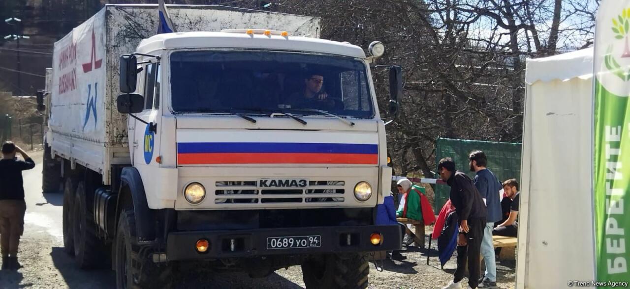 По Лачинской дороге беспрепятственно проехала очередная автоколонна миротворцев