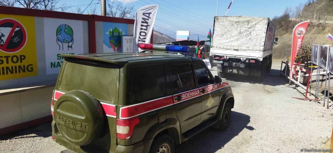 По Лачинской дороге беспрепятственно проехала очередная автоколонна миротворцев