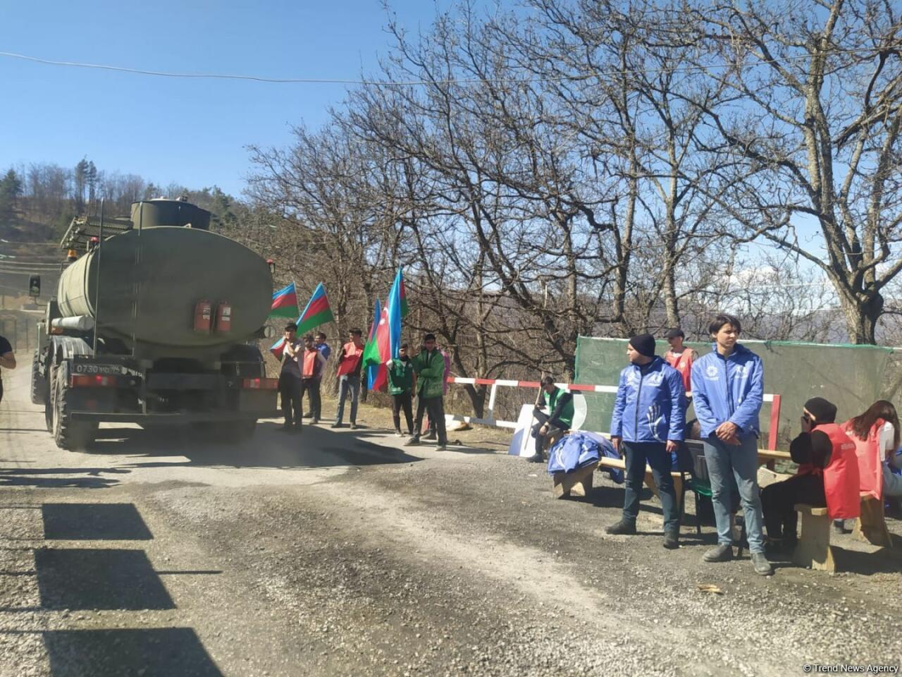По Лачинской дороге беспрепятственно проехала автоколонна из 37 автомашин миротворцев