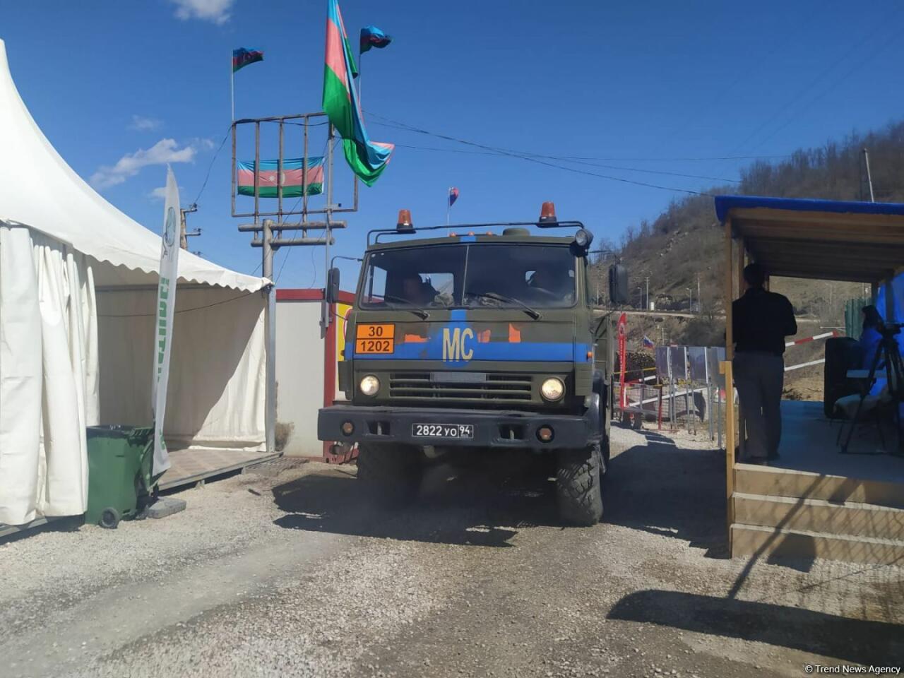 По Лачинской дороге беспрепятственно проехала автоколонна из 37 автомашин миротворцев