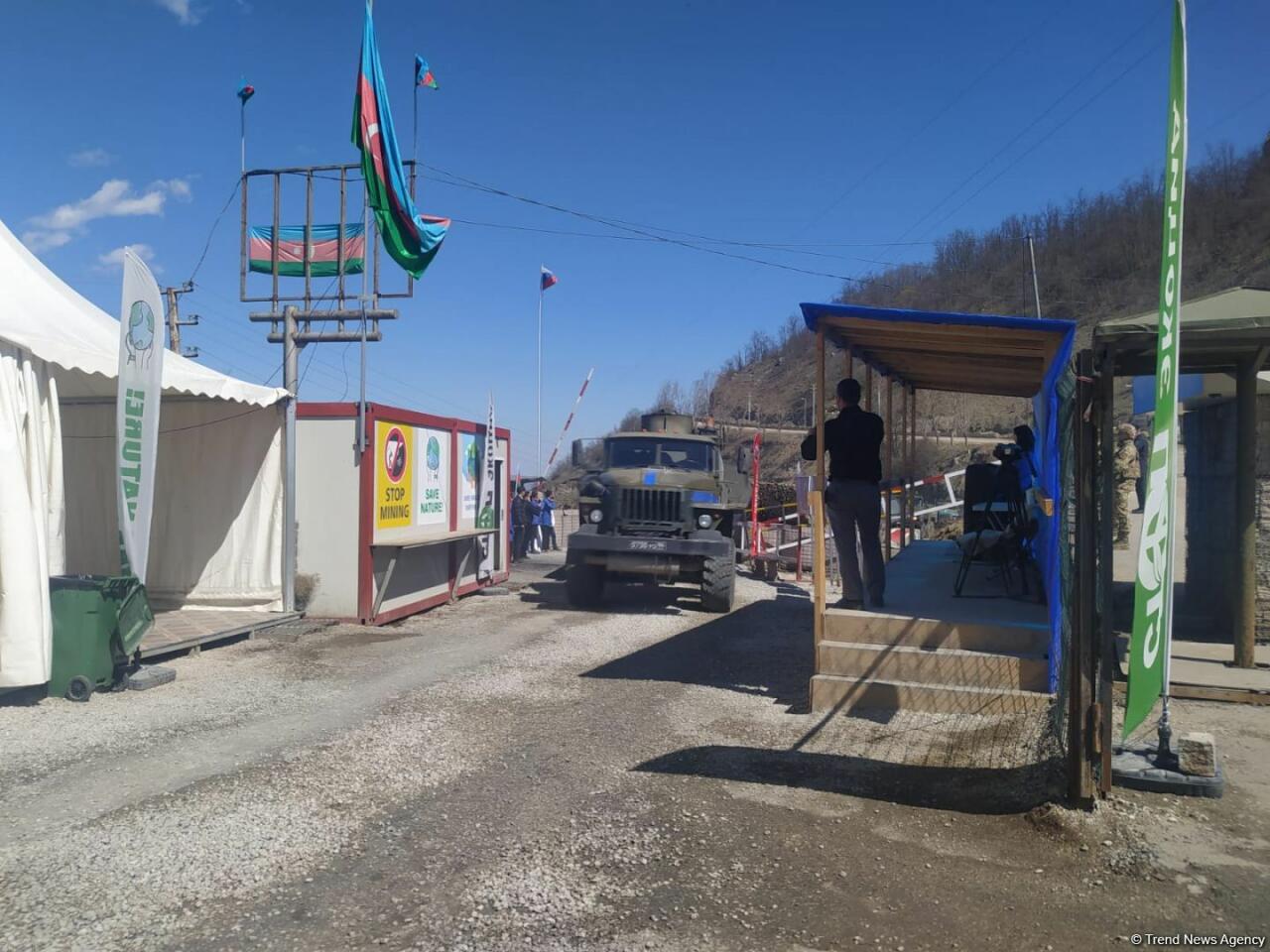 По Лачинской дороге беспрепятственно проехала автоколонна из 37 автомашин миротворцев