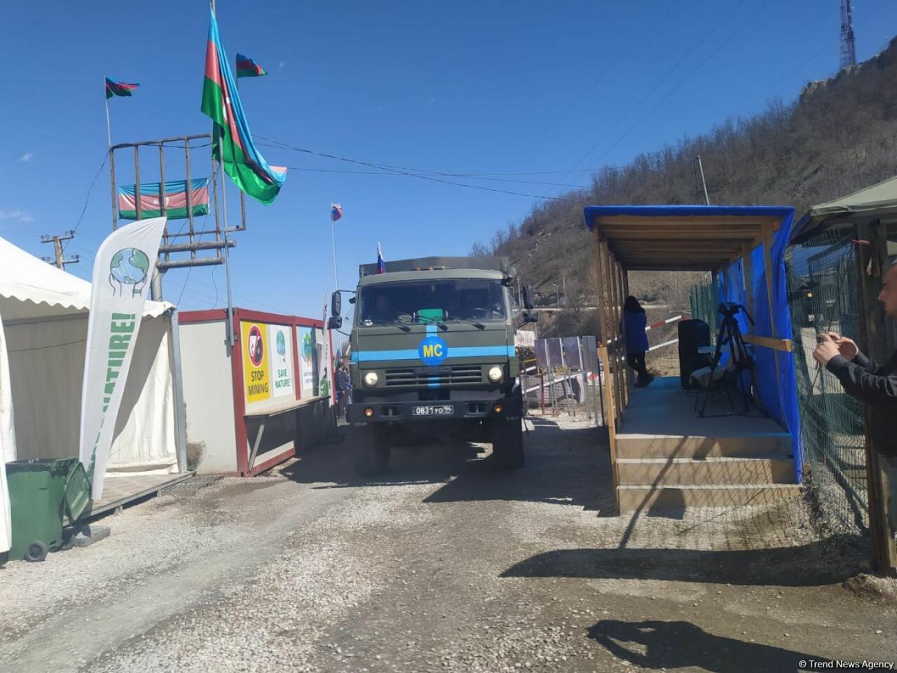 По Лачинской дороге беспрепятственно проехала автоколонна из 37 автомашин миротворцев