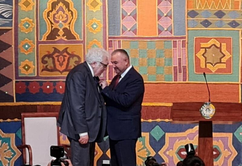 Народный писатель Азербайджана Анар Рзаев награжден государственным орденом Узбекистана "Дустлик"