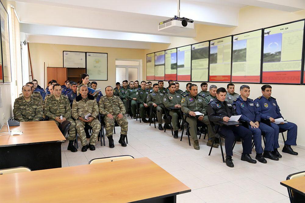 Военные пилоты Азербайджана выполняют учебно-тренировочные полеты