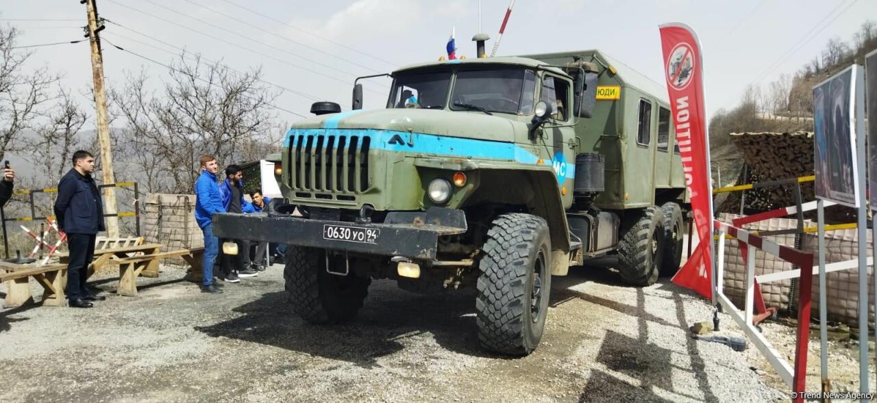 По Лачинской дороге беспрепятственно проехали три автомобиля миротворцев