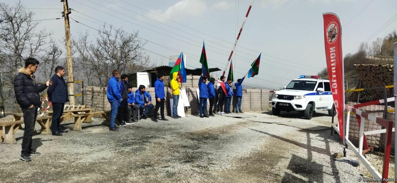 По Лачинской дороге беспрепятственно проехали три автомобиля миротворцев
