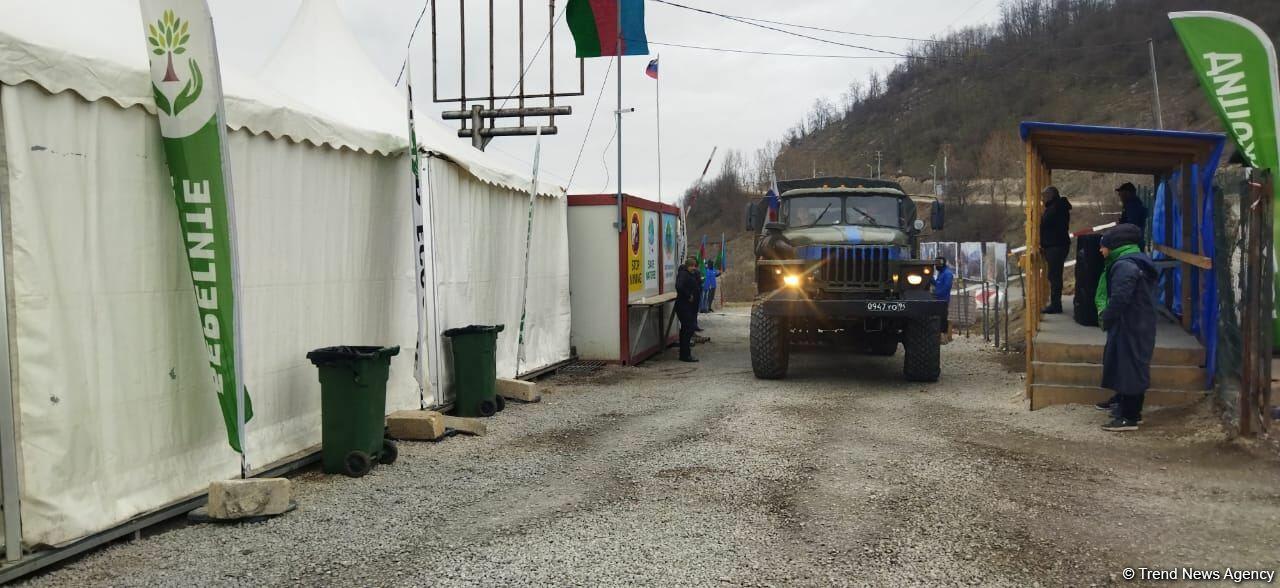 По Лачинской дороге беспрепятственно проехали два автомобиля миротворцев