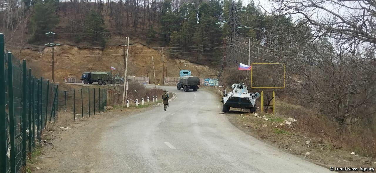 По Лачинской дороге беспрепятственно проехали два автомобиля миротворцев