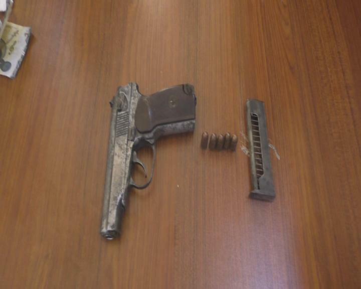 В Мингячевире задержаны вооруженный человек и грабитель
