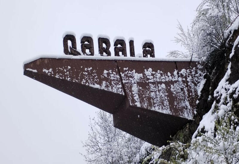 В Габале выпал сильный снег