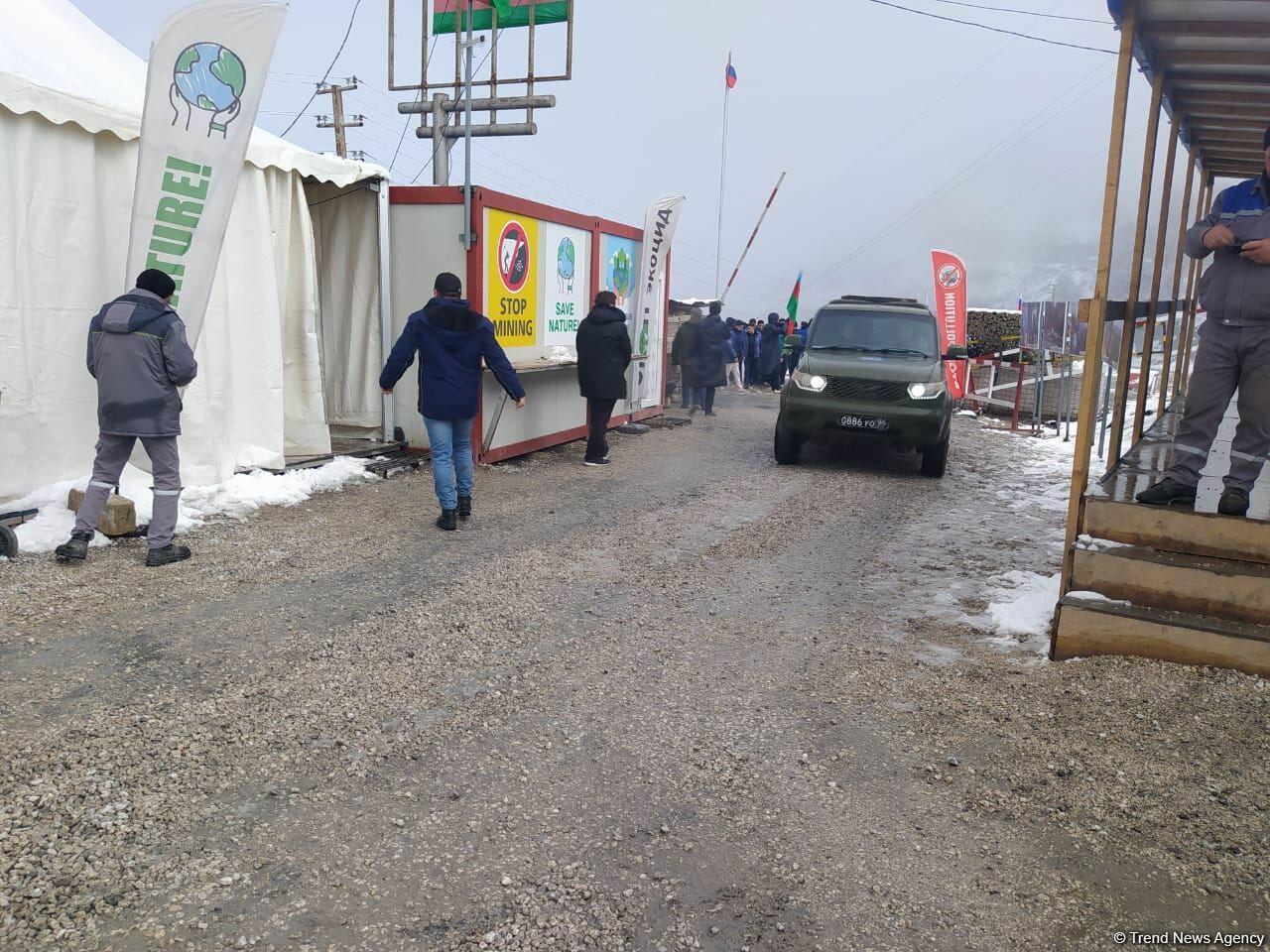 По Лачинской дороге беспрепятственно проехала очередная автоколонна миротворцев
