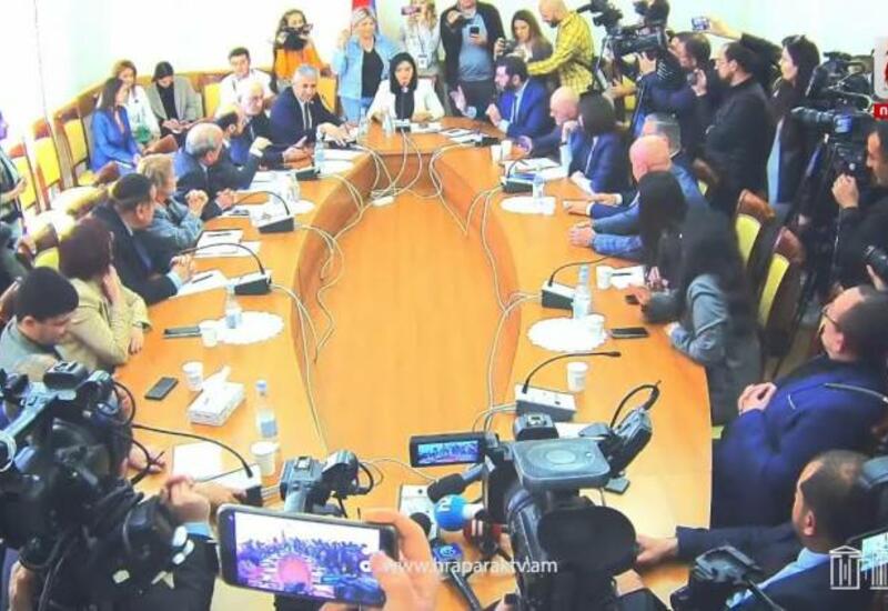"Я отрежу тебе язык и уши": переполох в парламенте Армении