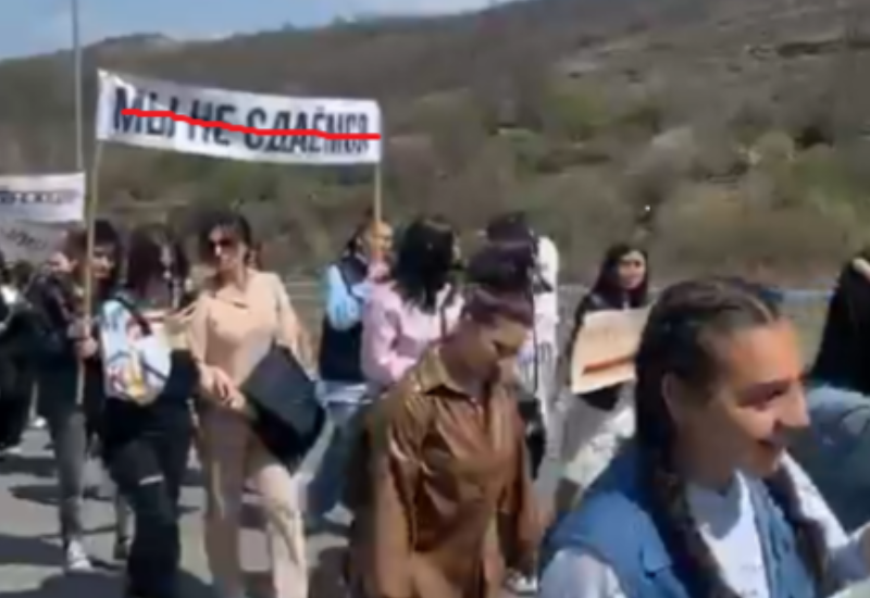 Армянские мужчины снова спрятались за женщин и детей