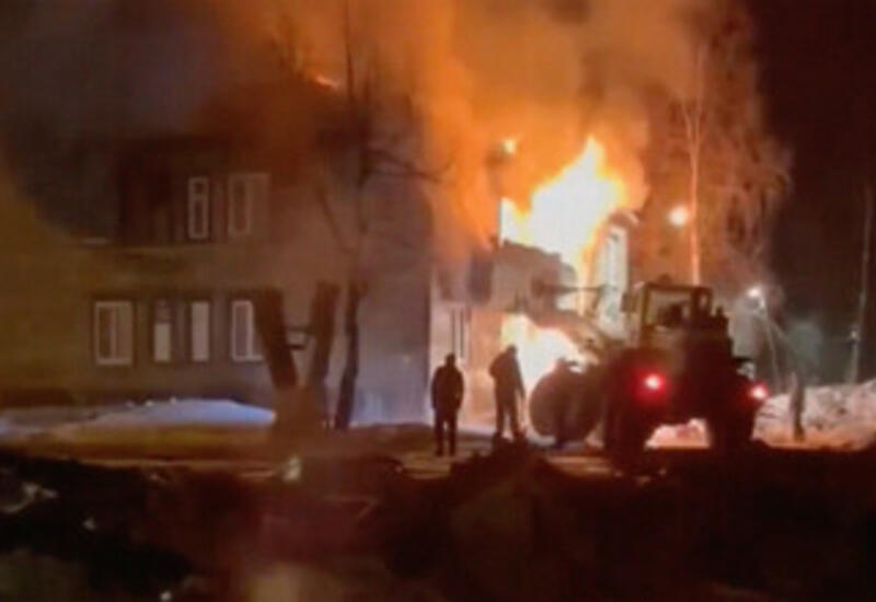 В Архангельске водитель строительного погрузчика спас семью из горящего дома