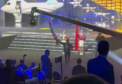Провокация на Чемпионате Европы: армянин поджег флаг Азербайджана - ВИДЕО