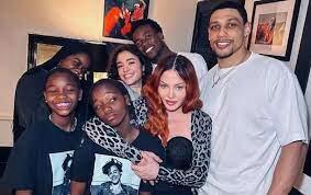 Madonna uşaqları və gənc sevgilisi ilə əylənib