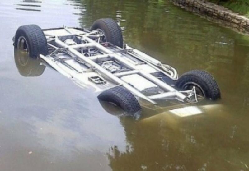 В Физули автомобиль упал в канал