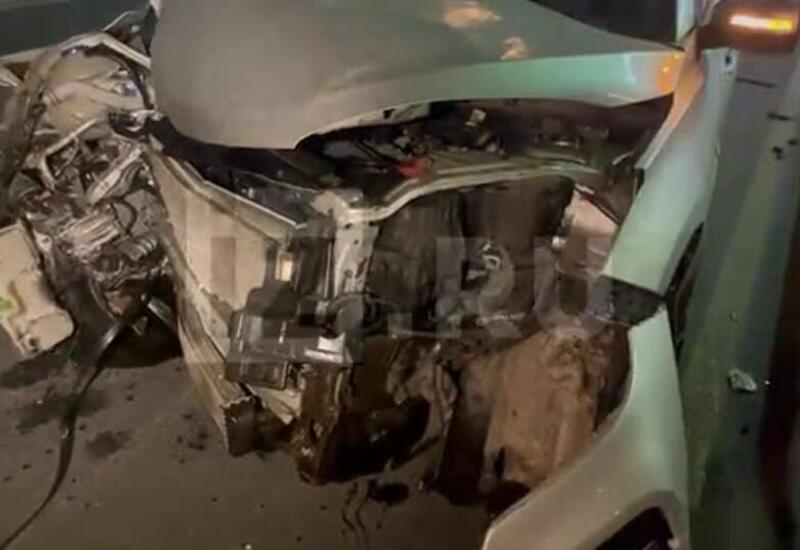 Автомобиль разломился пополам в Петербурге