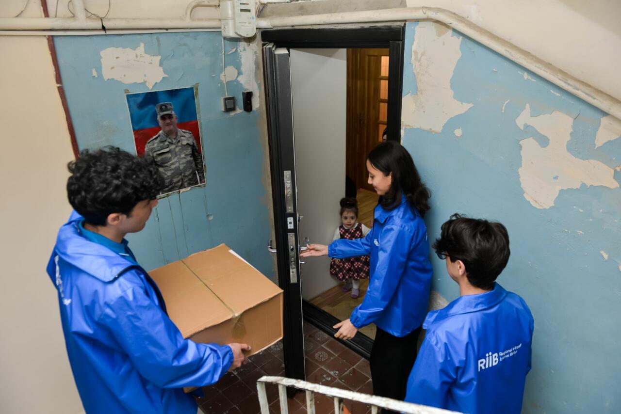 В рамках программы PASHA Holding "Родина защищает детей героев" семьям шехидов доставляются праздничные подарки по случаю праздника Рамазан