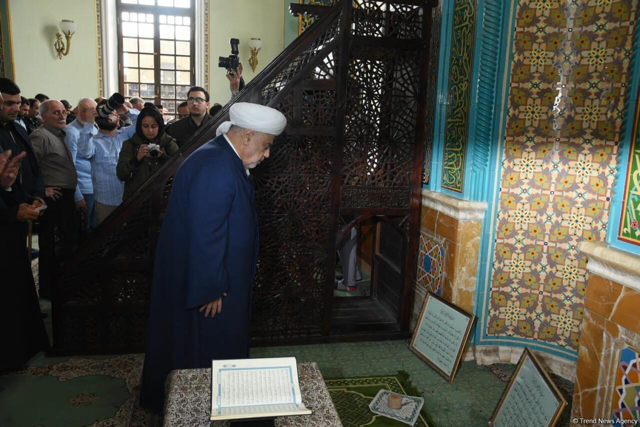 Təzəpir məscidində bayram namazı qılınıb