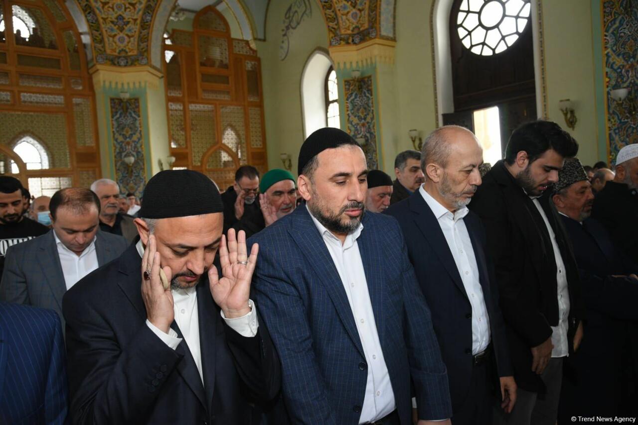 Təzəpir məscidində bayram namazı qılınıb